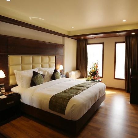 Hotel Ch2 Сринагар Экстерьер фото