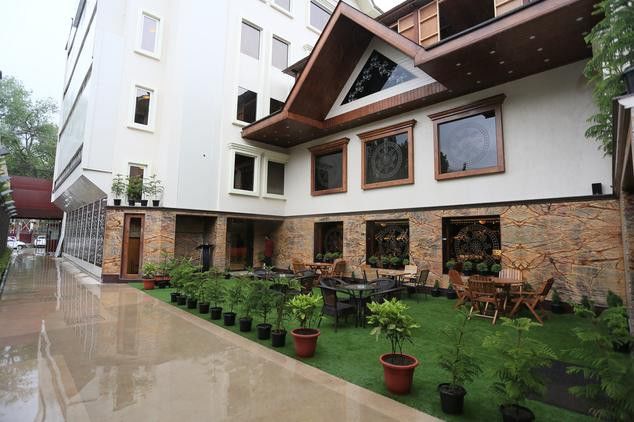 Hotel Ch2 Сринагар Экстерьер фото